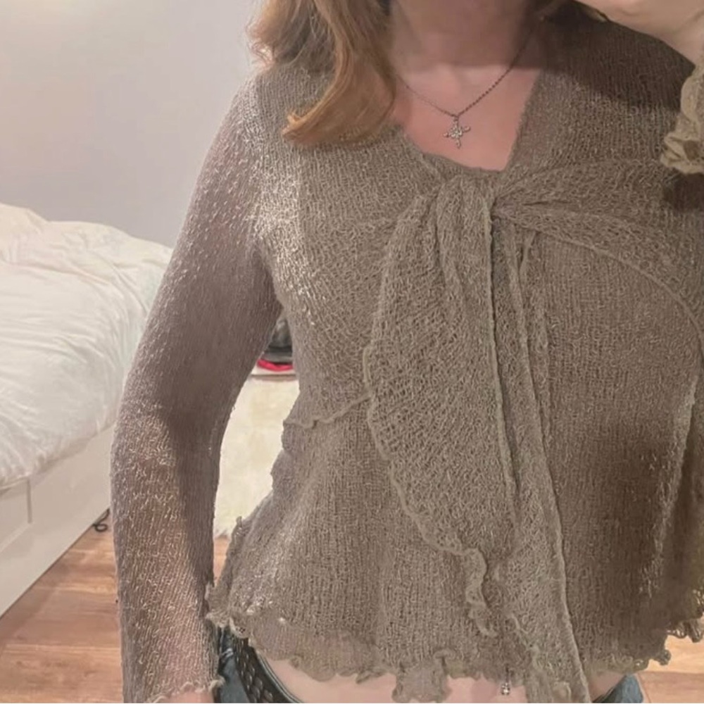 beige brown top in crochet with ruffles - Picture 2 of 5